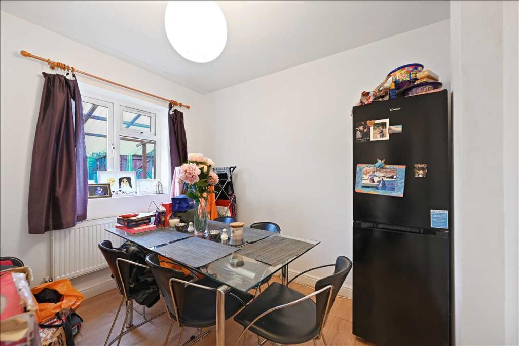 House in Sutton - View 4