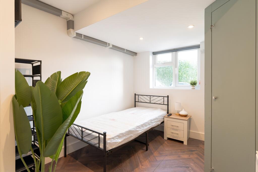 Main image of property: Waxes Close, Abingdon, OX14
