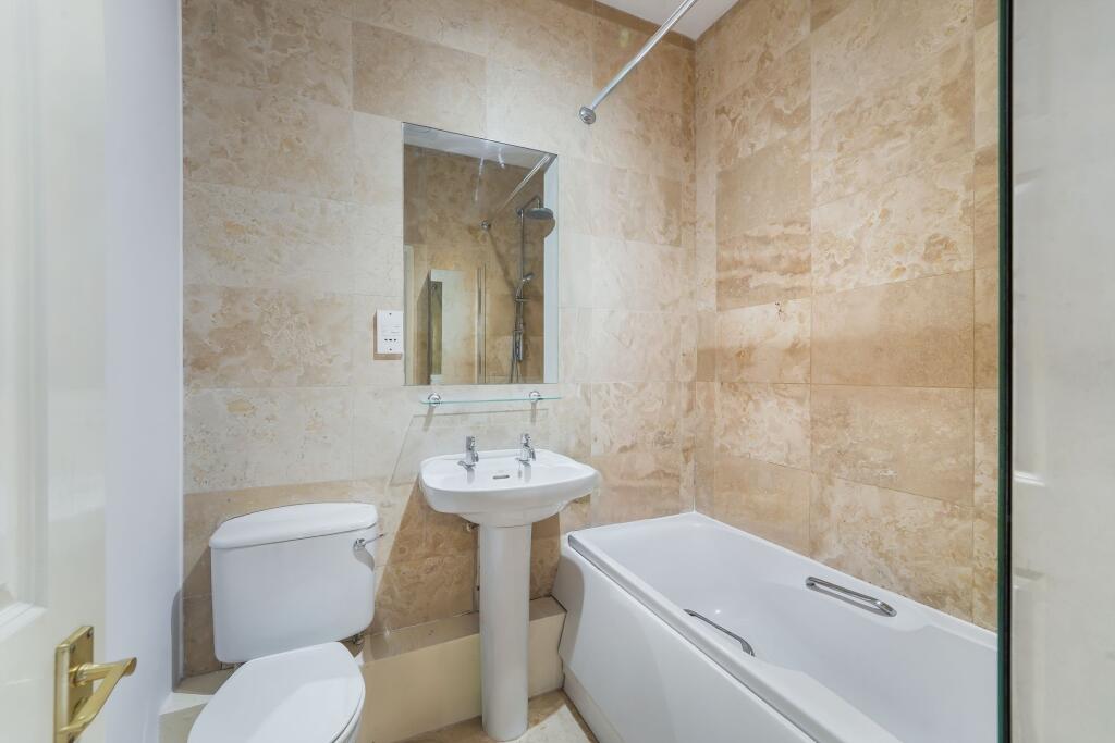 Apartment in London, Royal Borough of Kingston upon Thames - More