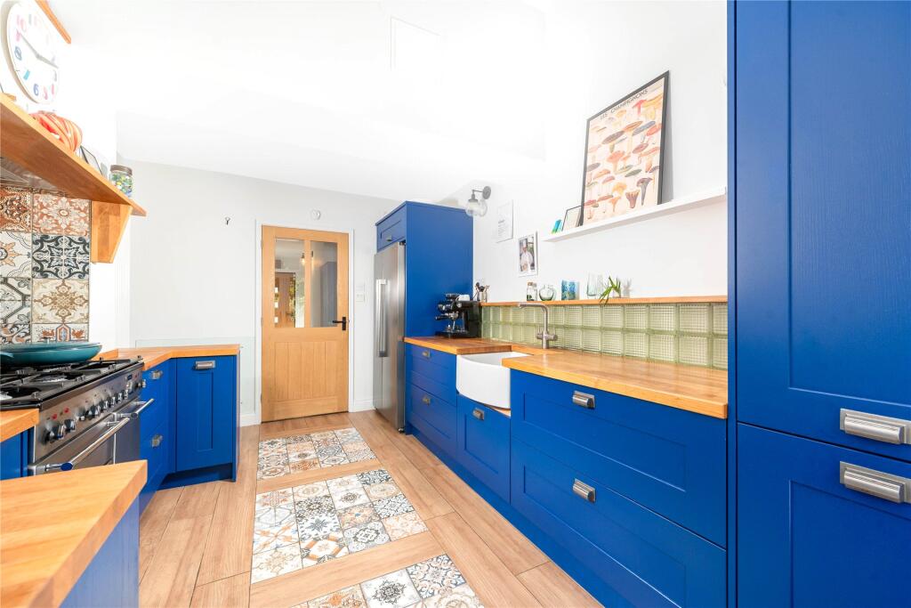 House in Northampton, West Northamptonshire - More