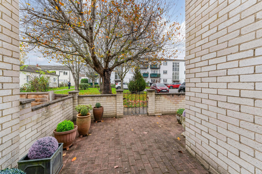 Beechwood Avenue, Sunbury on Thames, TW16 photo 2