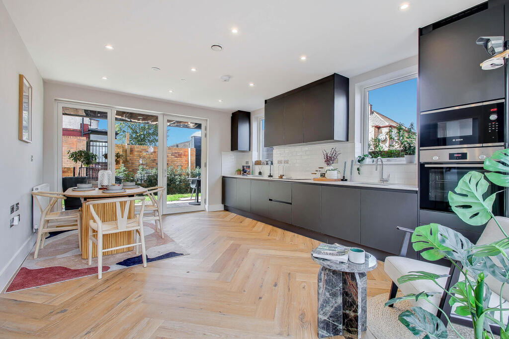 Main image of property: Granville Mews, High Road, London, N12