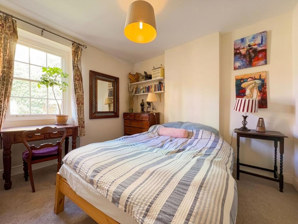 6 bedroom semi-detached house for rent