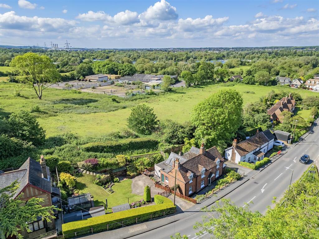 Roydon Road, Stanstead Abbotts photo 2