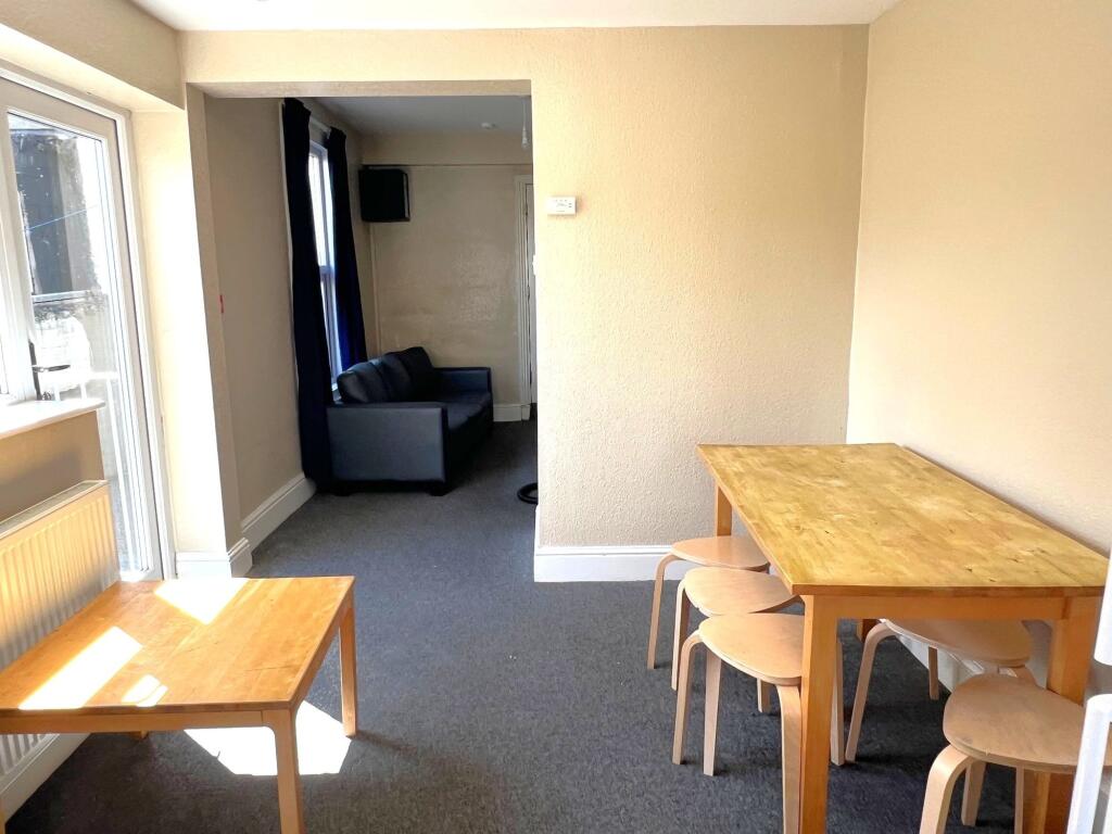 6 bedroom house for rent
