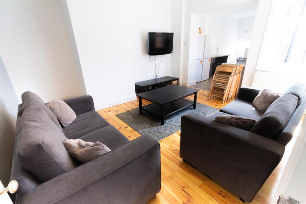 Apartment in Newcastle upon Tyne - View 3