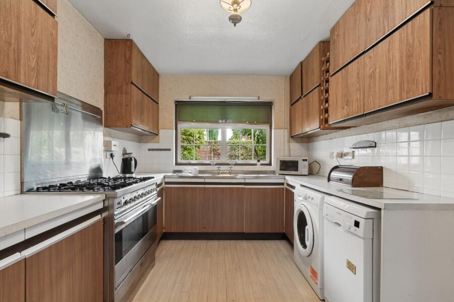 House in London, Royal Borough of Kingston upon Thames - View 4