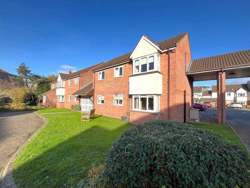 3-bed house on Excellent Retirement Apartment in Henleaze Bristol, £235,000