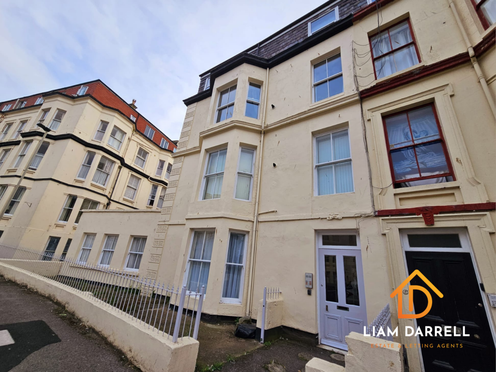 1-bed flat on Ridings Court, Crown Crescent, Scarborough, North Yorkshire, £80,000