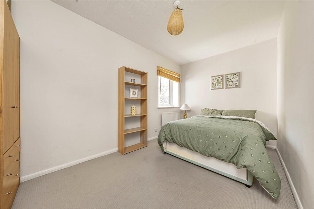 Aplin Way, Isleworth photo 4