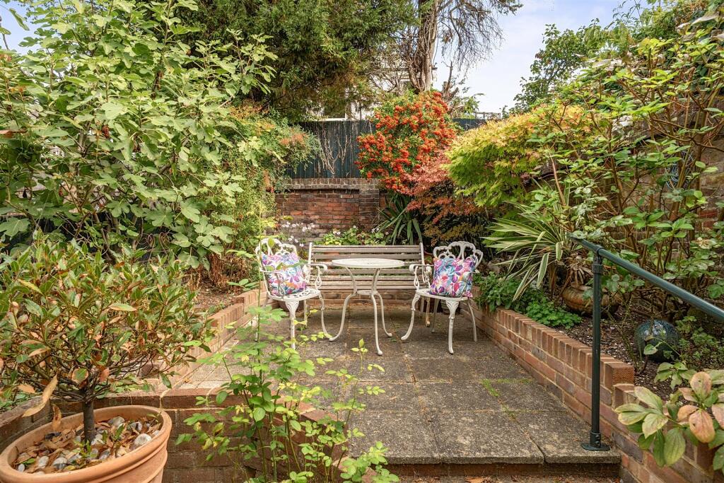House in Guildford, Surrey - View 4