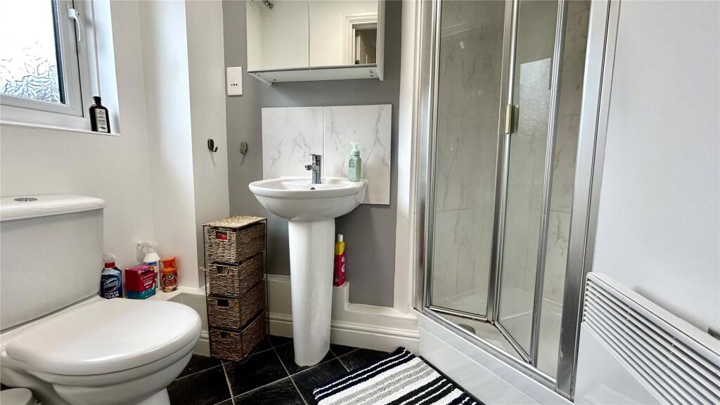 Apartment in Bracknell, Jennett's Park, Hanworth - More