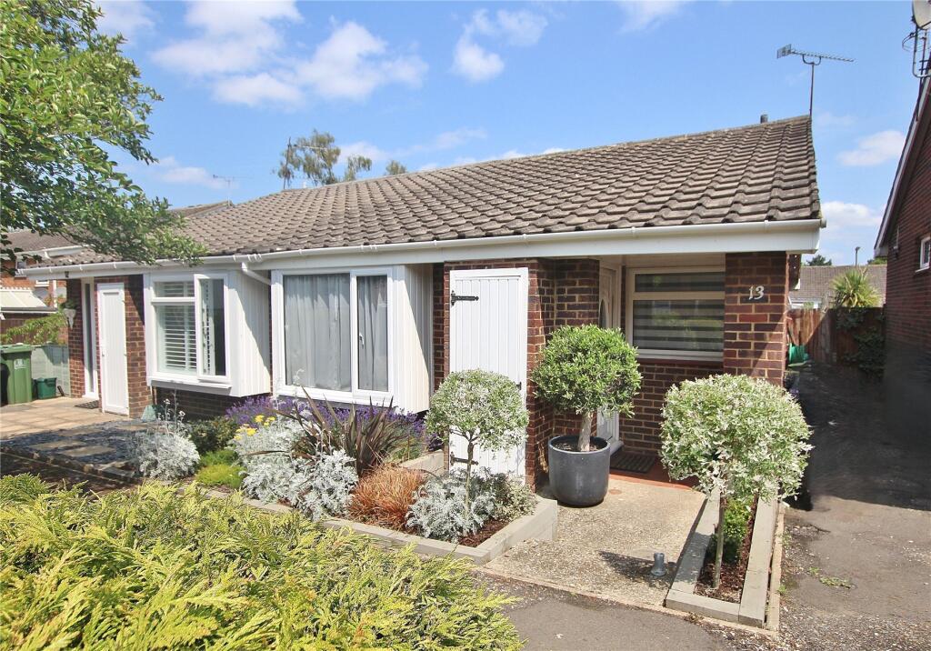 2-bed house on Randolph Close, Knaphill, Woking, Surrey, GU21, £375,000