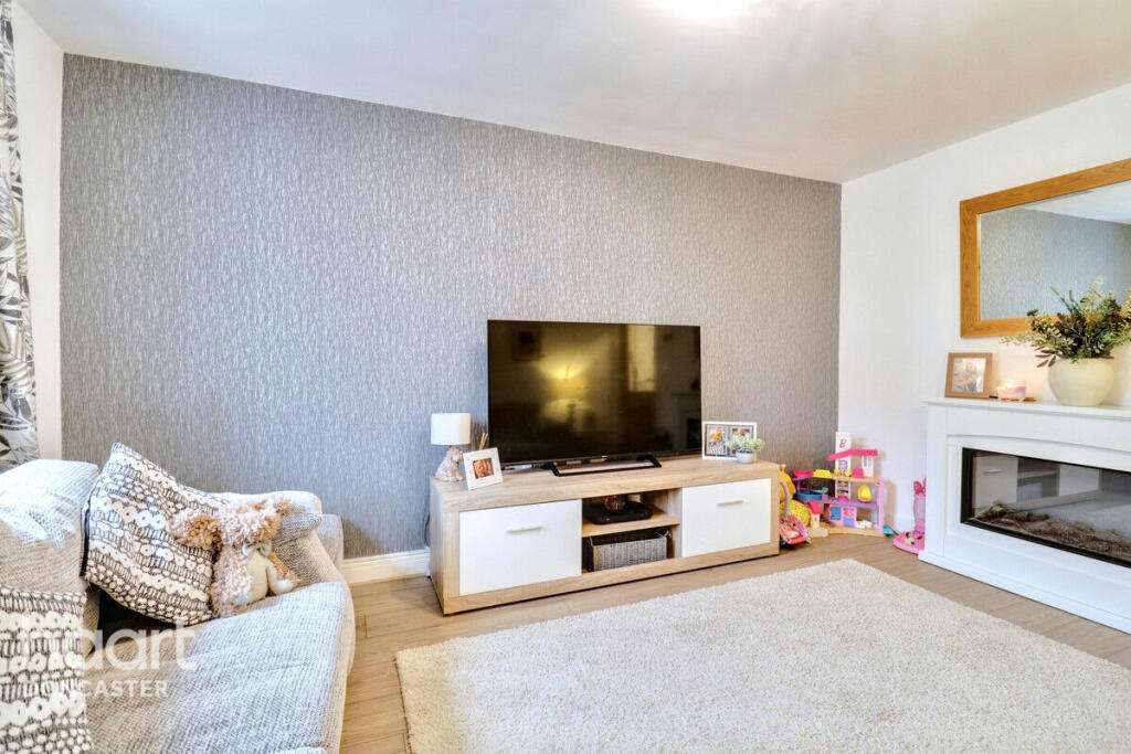 House in Doncaster, Wheatley Hall Mews, Arksey - More
