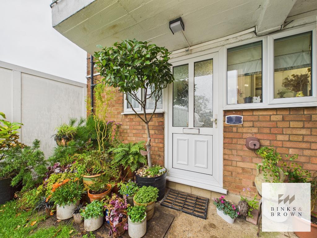 Finches Close, Corringham, Essex, SS17 9BX photo 2
