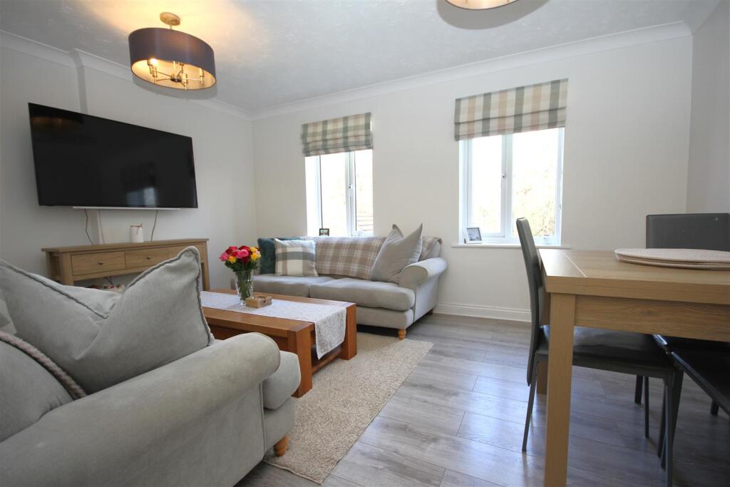 Timor Close, Whiteley, Fareham photo 2
