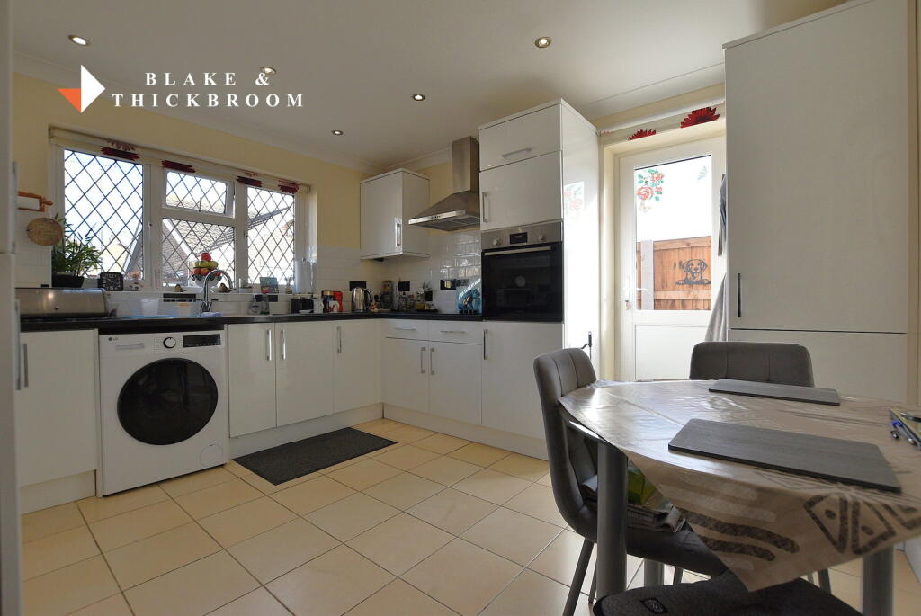 Rose Crescent, Clacton-on-sea, CO15 4NQ photo 2