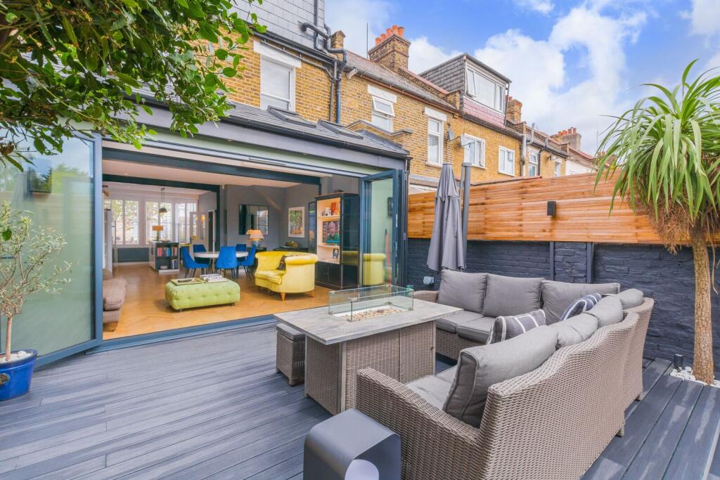 House in London, Upton Park - More