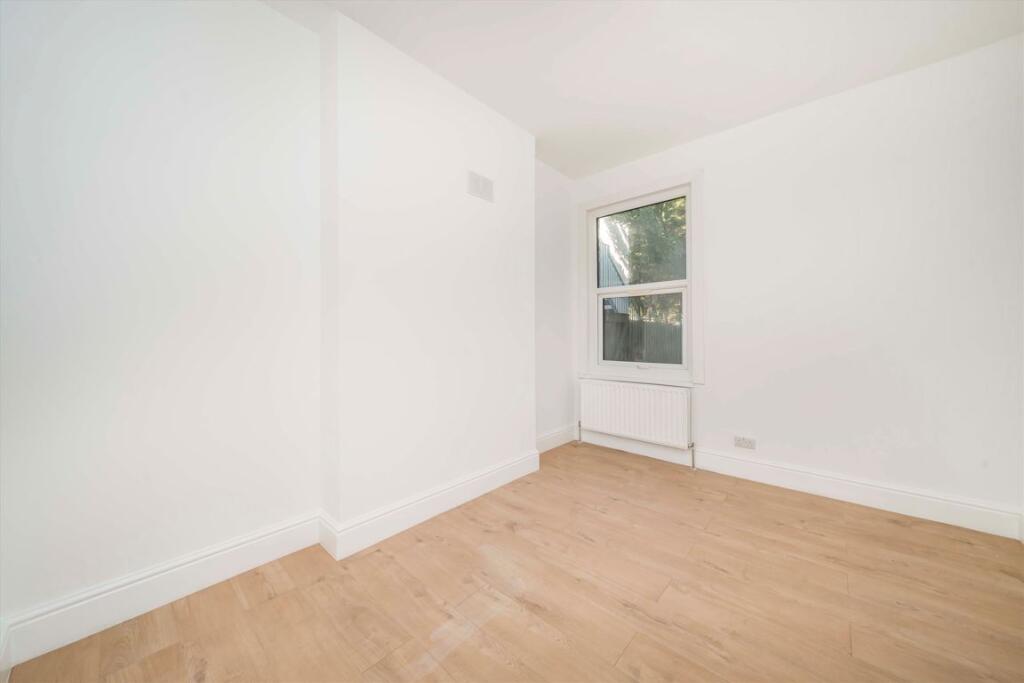 House in Kingston upon Thames - More