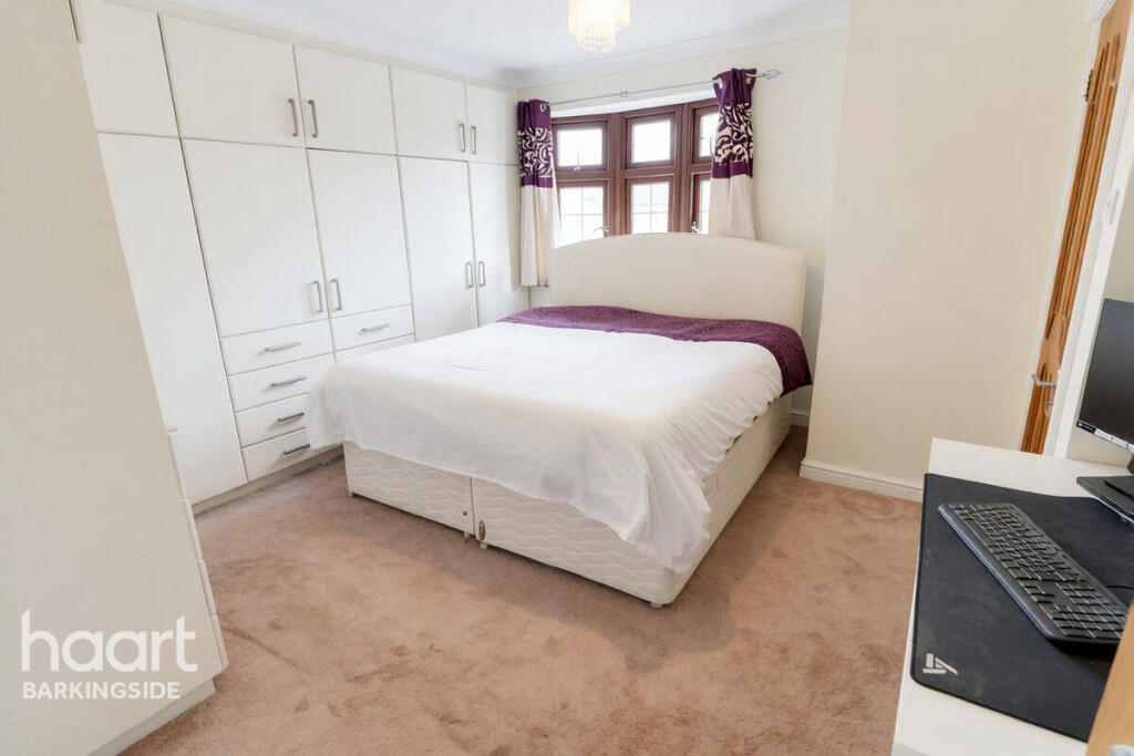 House in London, Barkingside - More