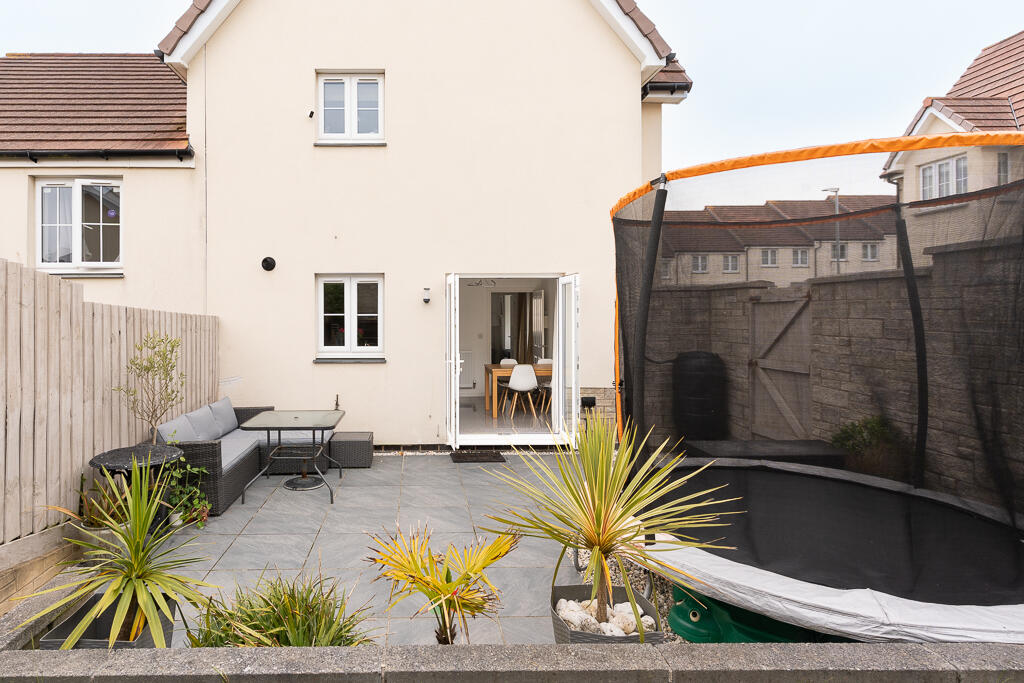 Rounders Rise - Hayle - 3 Bedroom Home with Private Gardens, Garage & Parking  photo 4