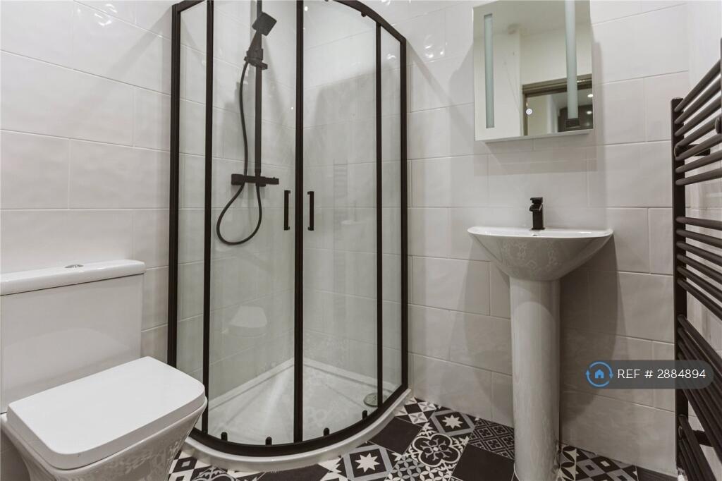 6 bedroom semi-detached house for rent