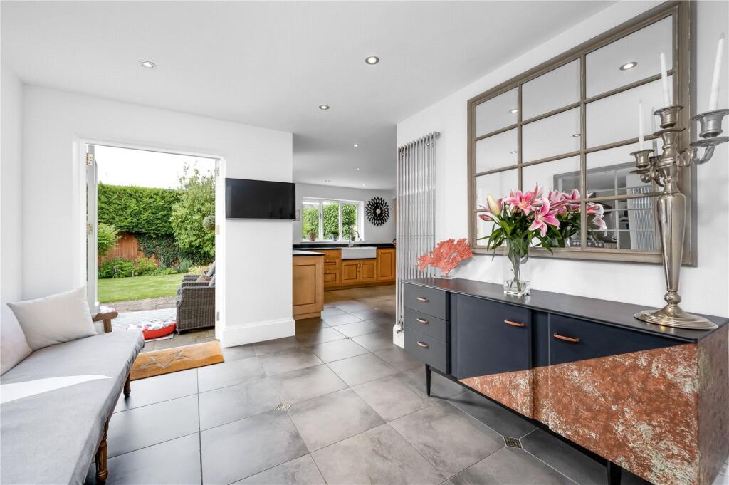 House in Kingston upon Thames - More