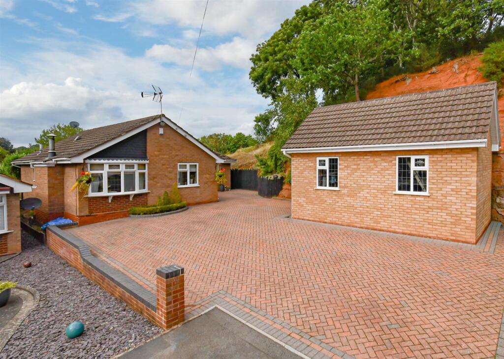 4-bed detached on Sunny Hill Close, Wombourne, Wolverhampton, £520,000