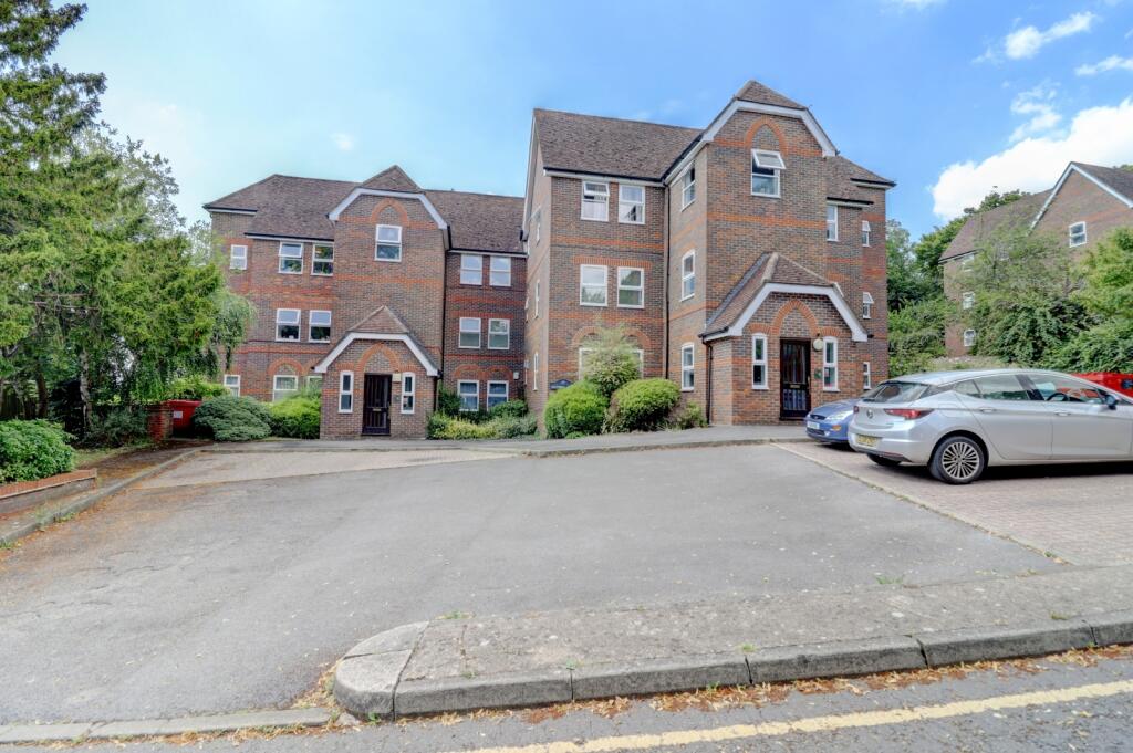 3-bed flat on Malmers Well Road, High Wycombe, Buckinghamshire, HP13, £260,000