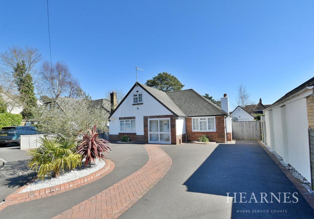 3-bed detached on Fernlea Close, Ferndown, BH22, £600,000