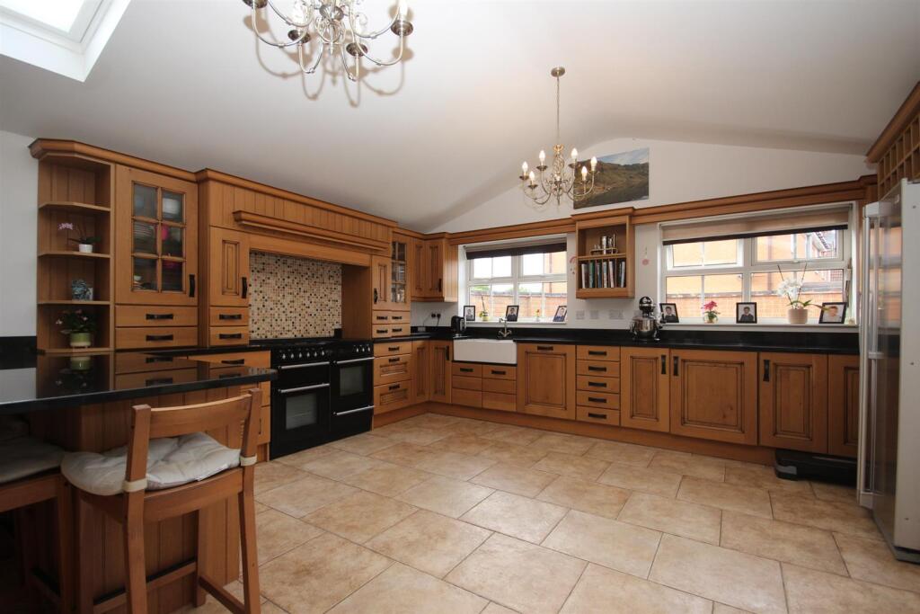 Meadowsweet Drive, Bedford photo 3