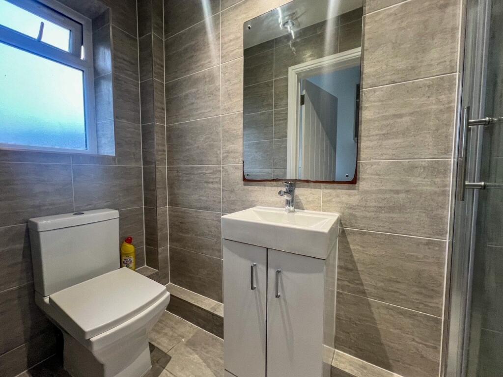 6 bedroom semi-detached house for rent