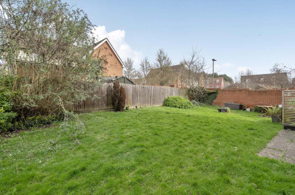 Apartment in Bracknell, Jennett's Park, Hanworth - More