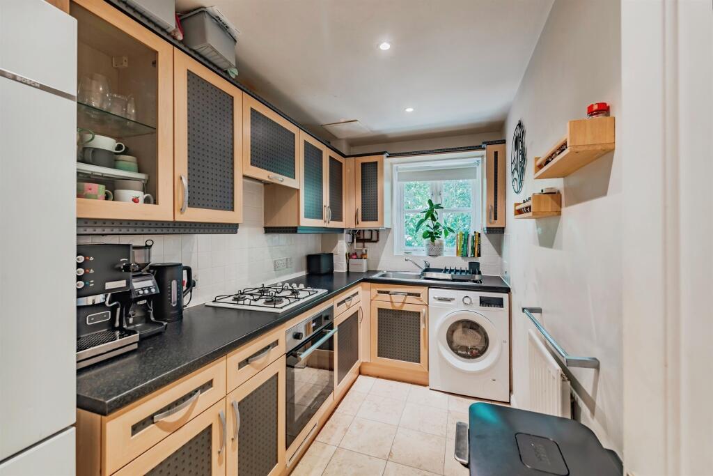 Apartment in Reigate and Banstead, Surrey - More