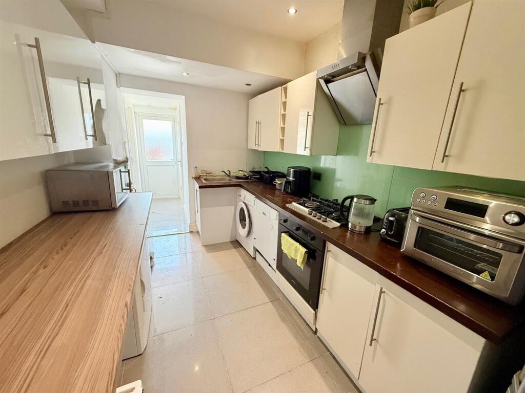 Cherrydown Avenue, London - View 3