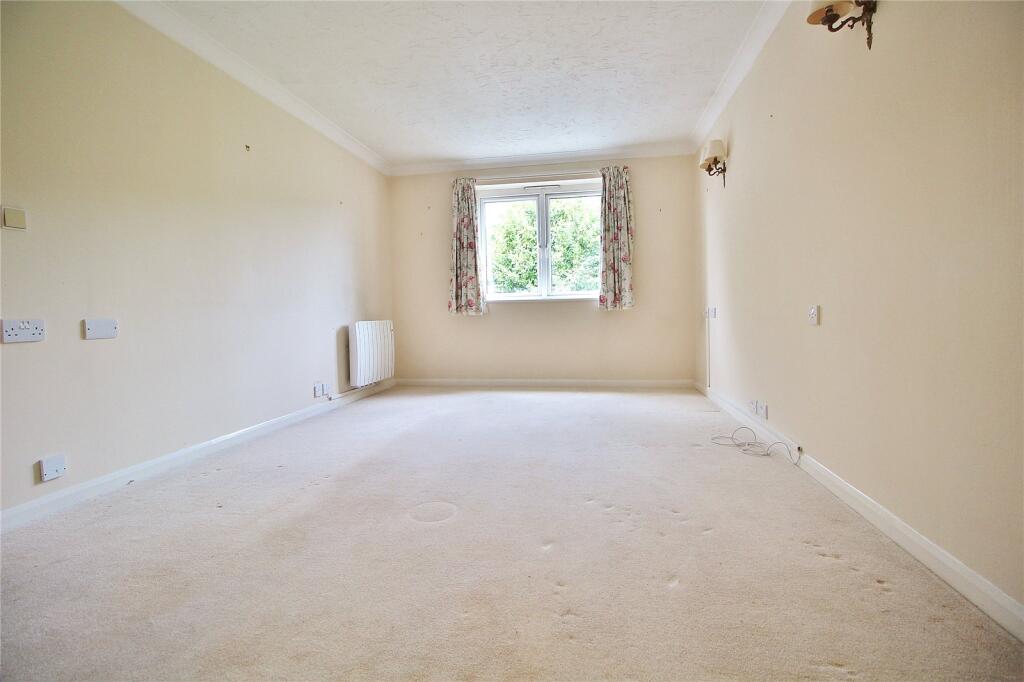 Apartment in Worthing, West Sussex - More