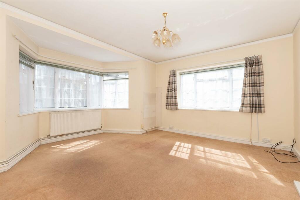 Apartment in Worthing, West Sussex - More