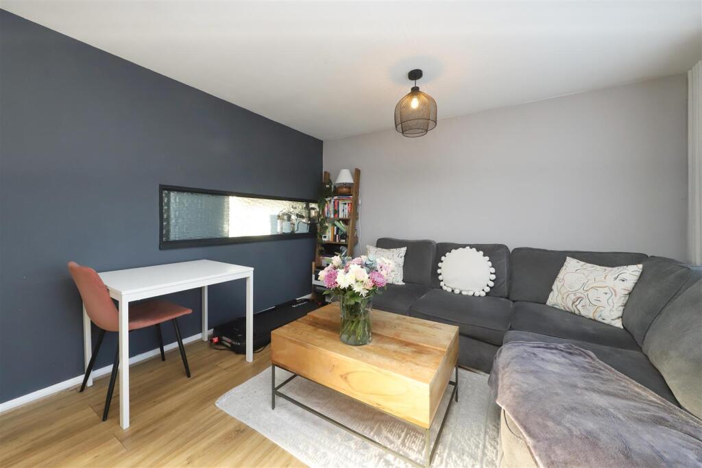 Apartment in London, London Borough of Hillingdon - View 3