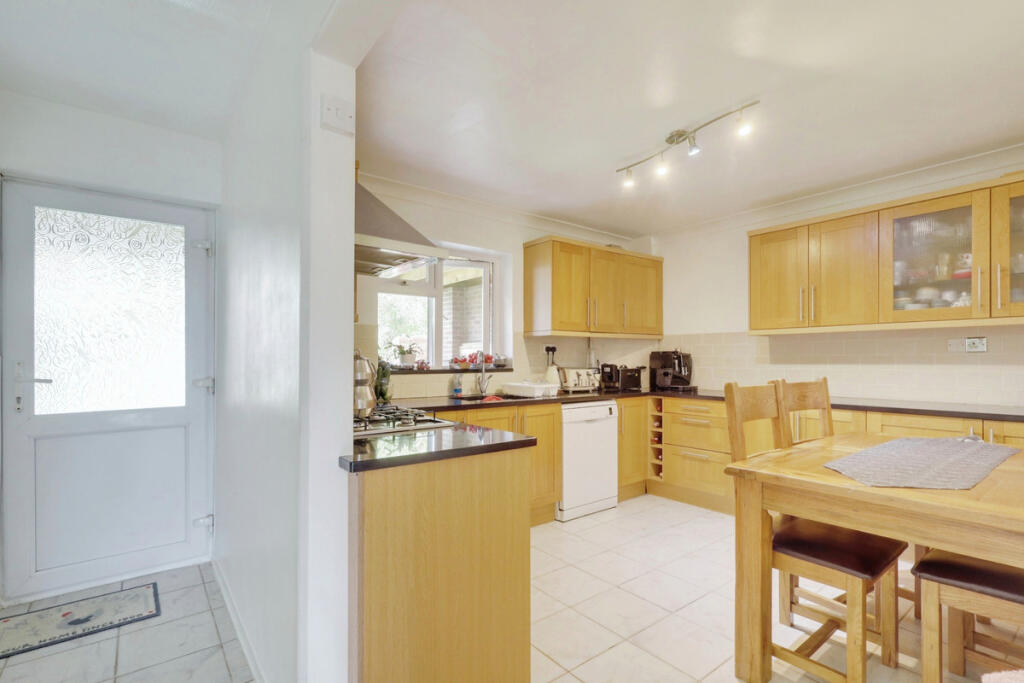 Nightingale Close, Southend-on-sea, SS2 photo 2