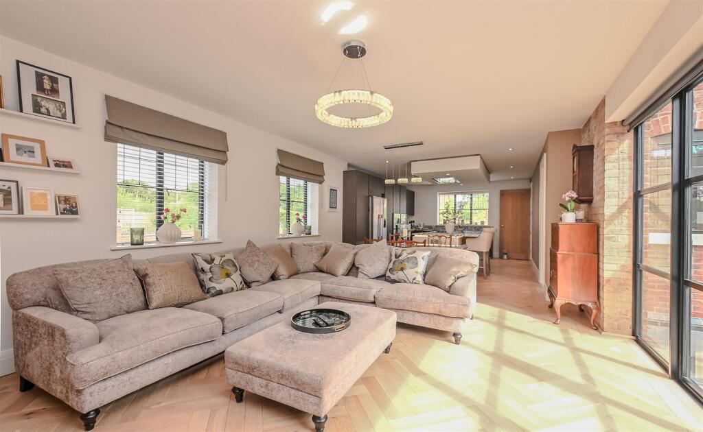 Mulberry House, Weaverlake Drive, Yoxall, DE13 photo 4
