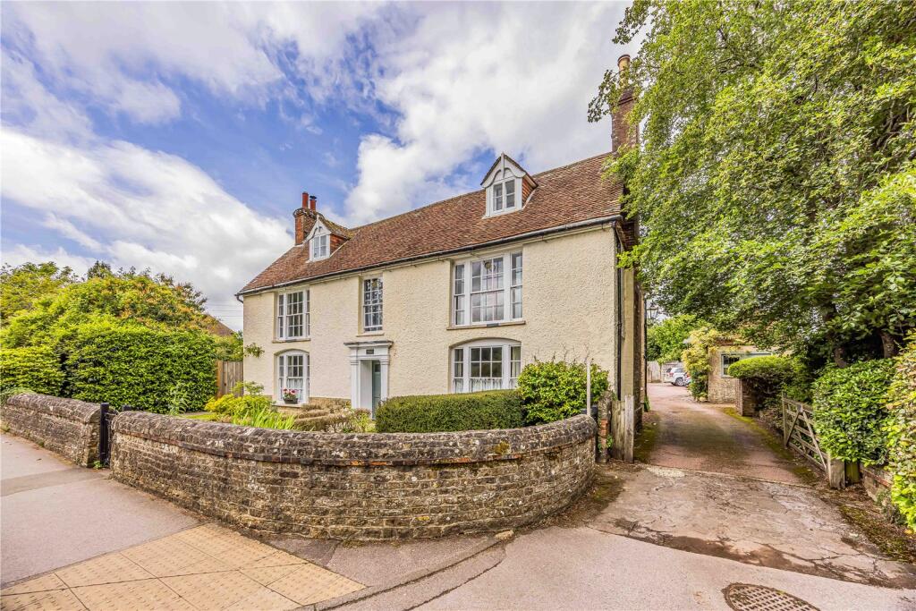 1-bed flat on North Street, Midhurst, West Sussex, GU29, £260,000