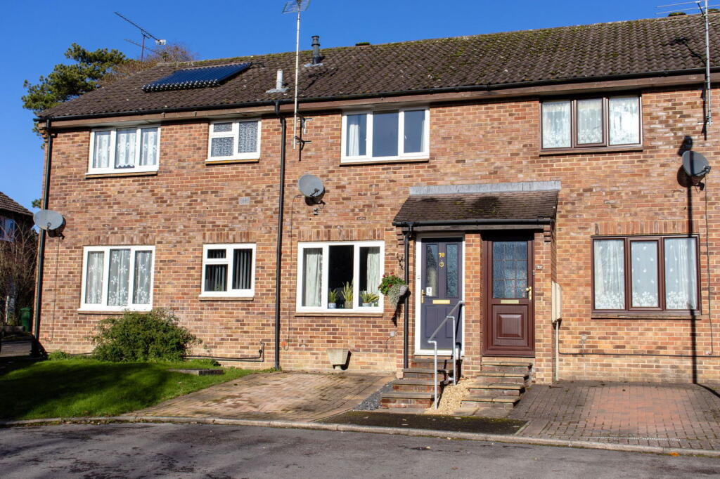 2-bed terraced on Appledown Close, Alresford, £295,000