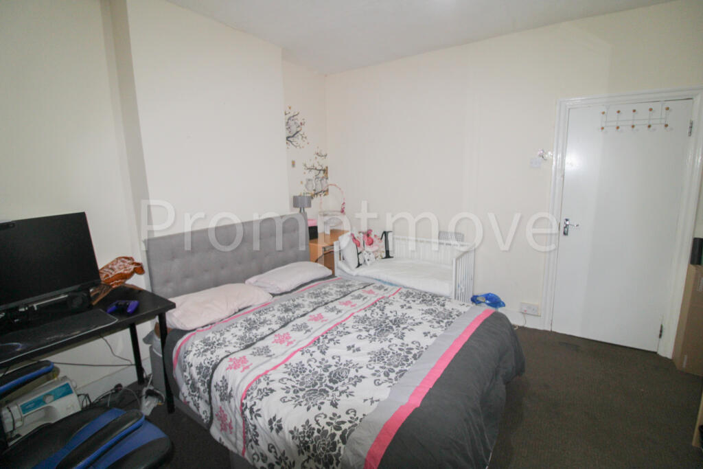 House in Luton - View 4