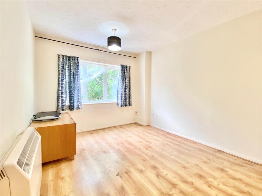 Apartment in London, Grahame Park, Colindale - View 2