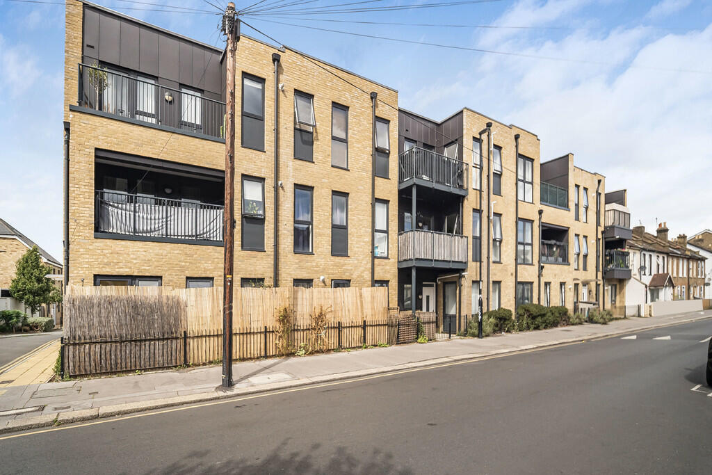 1-bed flat on Gloucester Road, Croydon, £185,000