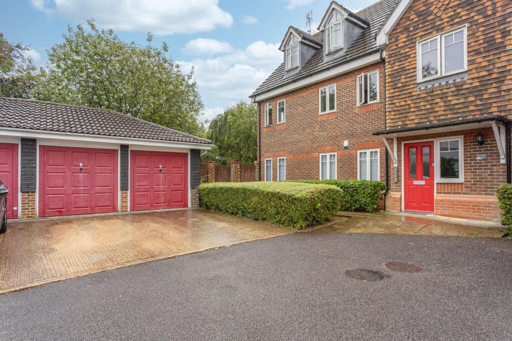 2-bed flat on Rosemead Gardens, Crawley, RH10, £250,000