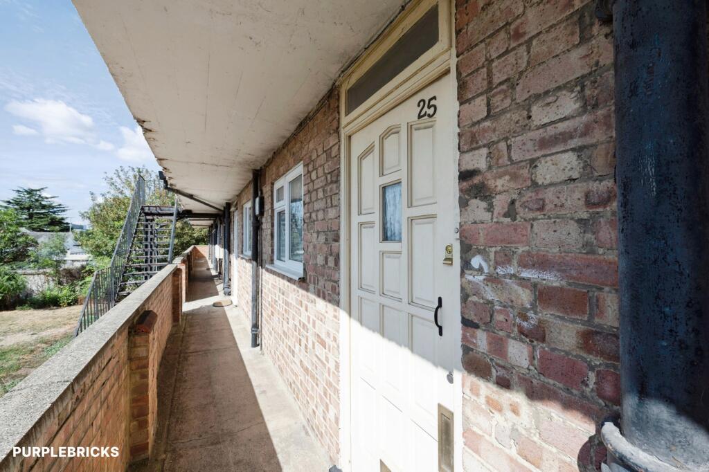 Apartment in Sunbury-on-Thames, Surrey - View 4