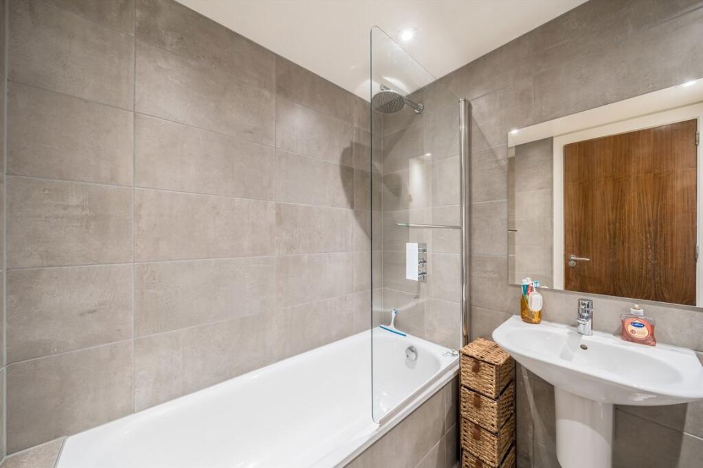 Apartment in London, Hampton Hill - More