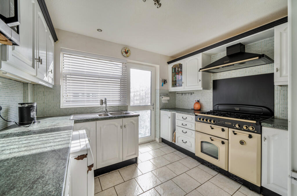 House in Chard, Jocelyn Park, Somerset - View 3
