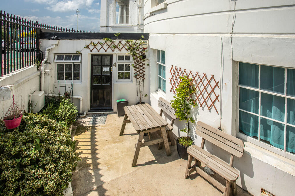 Chichester Terrace, Brighton, BN2 1FG photo 2